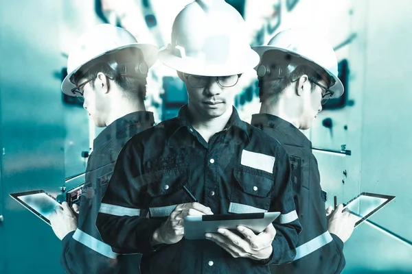 Tabl ile çalışan mühendis veya teknisyen erkeğin çift pozlama