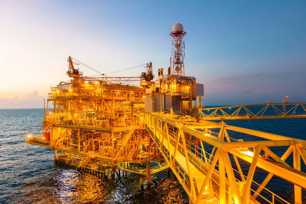 Plataforma de construção offshore para produção de petróleo e gás com b — Fotografia de Stock