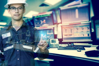 Mühendis veya teknisyen adamın çalışma gömlekli çift pozlama 