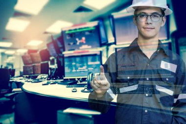 Mühendis veya teknisyen adamın çalışma gömlekli çift pozlama 