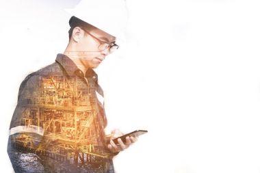 Mühendis veya teknisyen adamın güvenlik kask ile çift pozlama