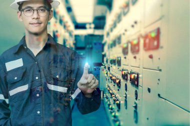 Çift pozlama mühendis veya teknisyen adamın parmağını basın 