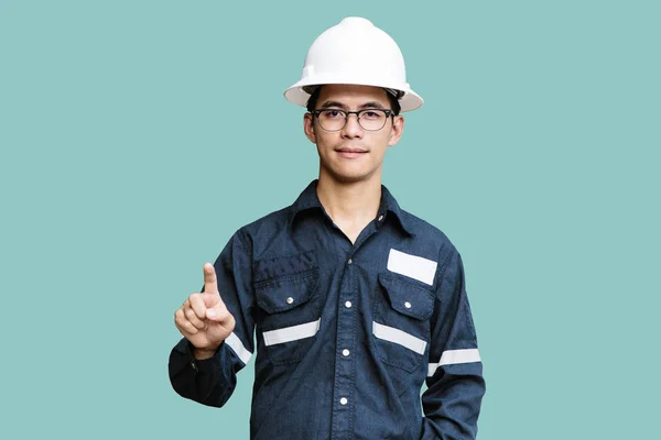 Asya adam, mühendis veya teknisyen beyaz kask, gözlük ve bl — Stok fotoğraf