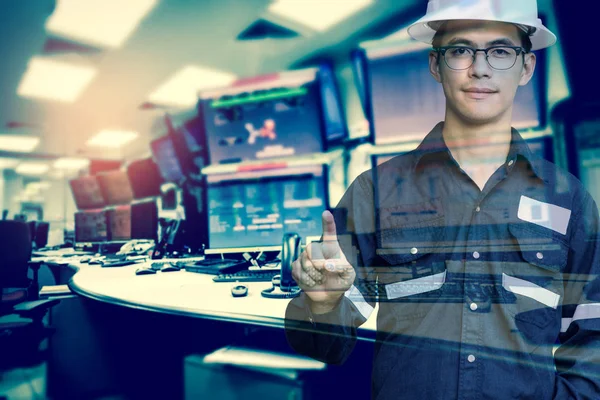 Mühendis veya teknisyen adamın çalışma gömlekli çift pozlama 