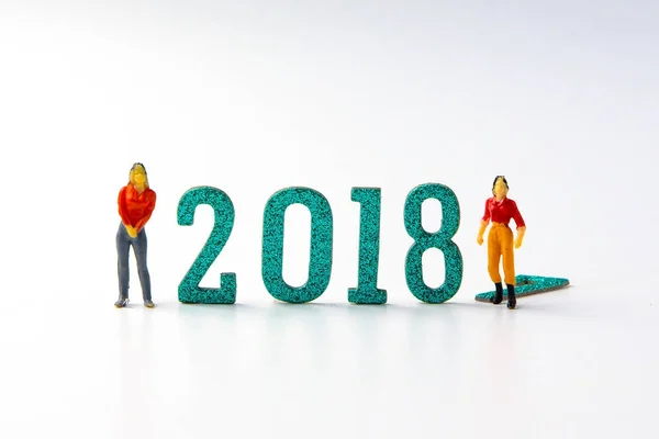 2018 新年コンセプト男と女のミニチュア フィギュア立っている o — ストック写真