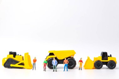 İnşaat kavramı altında grup insan oyuncak ve ağır du ile