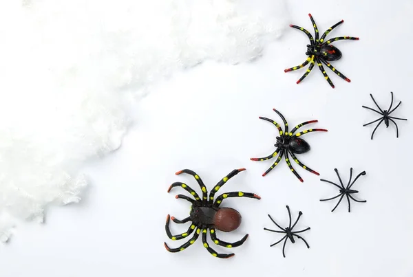 Concetto di festa di Halloween gruppo di ragno passeggiata sulla ragnatela su — Foto Stock
