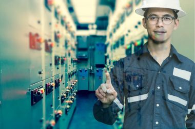 Çift pozlama mühendis veya teknisyen adamın parmağını basın 