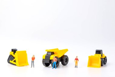 İnşaat kavramı altında grup insan oyuncak ve ağır du ile