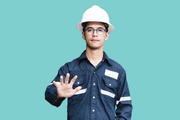 Ασιατική άνθρωπο, μηχανικού ή τεχνικού στο άσπρο κράνος, γυαλιά και bl — Φωτογραφία Αρχείου