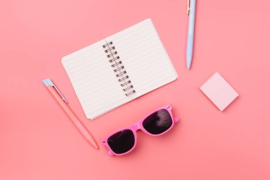 Boş defter kalem ve pembe pastel d üzerine yapışkan notu ile