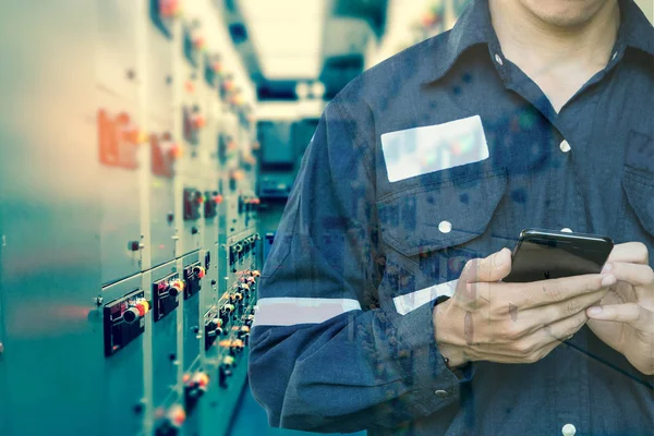 Dupla exposição do Engenheiro ou Técnico homem usando telefone inteligente — Fotografia de Stock