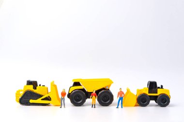 İnşaat kavramı altında grup insan oyuncak ve ağır du ile