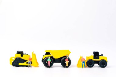 İnşaat kavramı altında grup insan oyuncak ve ağır du ile