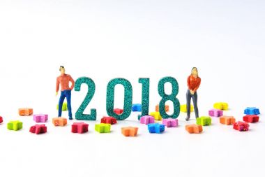 2018 yeni yıl kavramı erkek ve kadın minyatür ayakta o rakamlar.