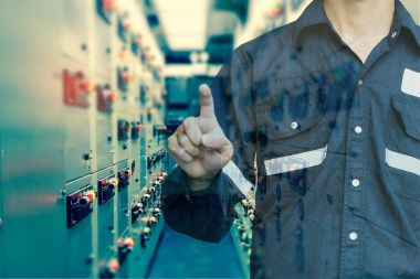 Çift pozlama mühendis veya teknisyen adamın parmağını basın 