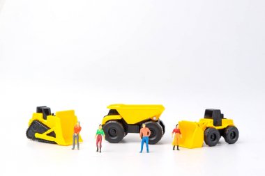 İnşaat kavramı altında grup insan oyuncak ve ağır du ile