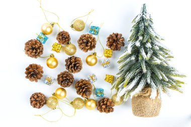 Çam kozalakları, hediye kutusu, altın ile Noel ve yeni yıl arka plan