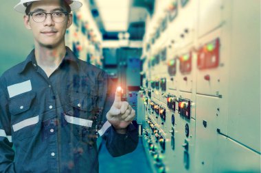 Çift pozlama mühendis veya teknisyen adamın parmağını basın 