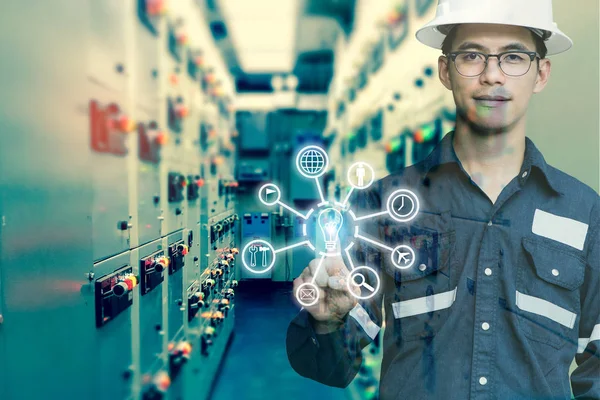 Mühendis veya teknisyen adamın parmak co işaret çift pozlama