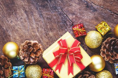 Çam kozalakları, hediye kutusu, altın ile Noel ve yeni yıl arka plan