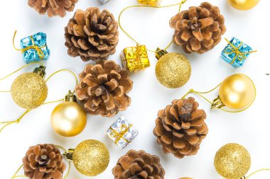 Noel ve yeni yıl arka plan ile çam kozalakları, hediye kutusu kırmızıya