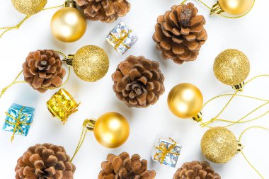 Çam kozalakları, hediye kutusu, altın ile Noel ve yeni yıl arka plan