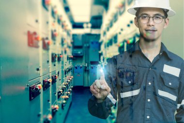 Çift pozlama mühendis veya teknisyen adamın parmağını basın 