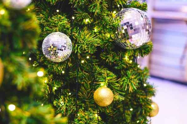 Portre ve altın ve gümüş önemsiz şey asılı seçici odak 