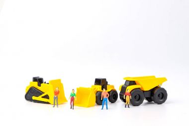İnşaat kavramı altında grup insan oyuncak ve ağır du ile