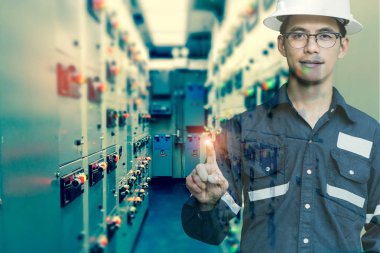 Çift pozlama mühendis veya teknisyen adamın parmağını basın 