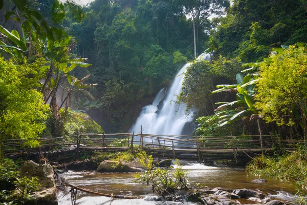 Kuzey Tayland, adı Pha dok siew wate güzel şelale