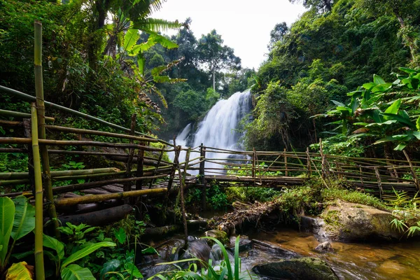 Bella cascata nel nord della Thailandia, nome Pha dok siew wate — Foto Stock