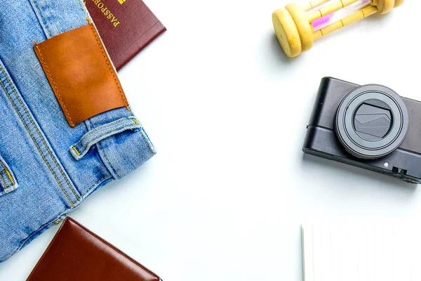 Acessórios de planejamento de viagem, Avião, carteira, óculos de sol, dinheiro — Fotografia de Stock