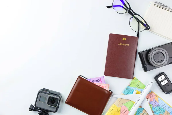 Accessoires de planification de voyage, Avion, portefeuille, lunettes de soleil, argent — Photo