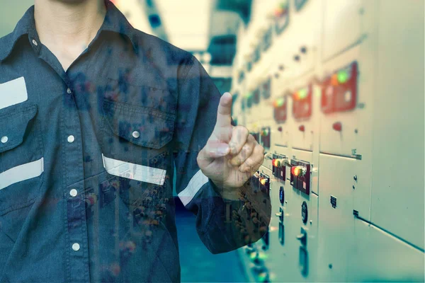 Dupla expozíció mérnök vagy technikus ember nyomja az ujját — Stock Fotó