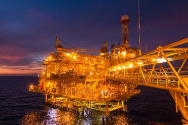 Offshore petrol ve gaz teçhizatı güzel günbatımı zamanı ile platform veya 