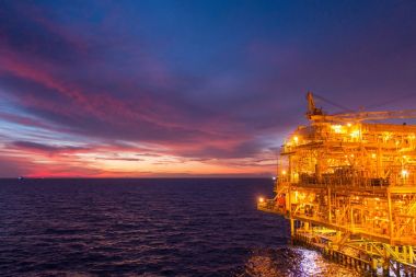 Offshore petrol ve gaz teçhizatı güzel günbatımı zamanı ile platform veya 