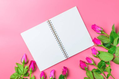 Pembe Gül en iyi görünüm düz boş Not Defteri ile dekoratif fo yatıyordu