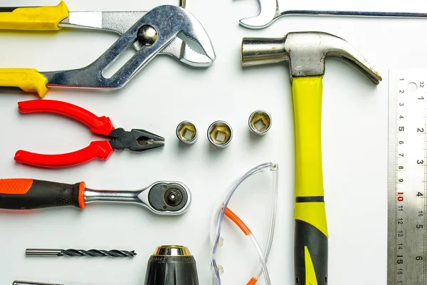 Διαφορετικά δομικά εργαλεία με εργαλεία χειρός για ανακαίνιση στο σπίτι — Φωτογραφία Αρχείου