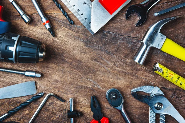 Διαφορετικά δομικά εργαλεία με εργαλεία χειρός για ανακαίνιση στο σπίτι — Φωτογραφία Αρχείου