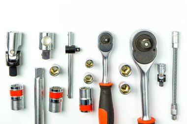 Mekanik araçlar için beyaz arka plan üzerinde alyan somun anahtarı