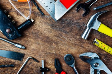 İngiliz anahtarı, çekiç, PLI olarak ahşap tahta üzerinde inşaat araçlar kümesi