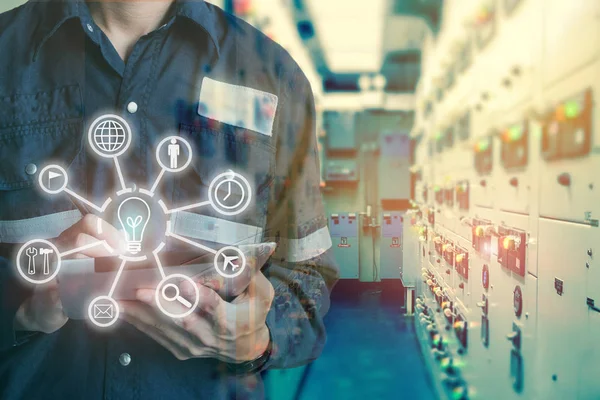 Endüstriyel yenilik teknoloji ve sanayi 4.0 konsept. Doubl