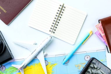 Yaz tatil gezisi için seyahat aksesuarları kostümleri kavram. PA