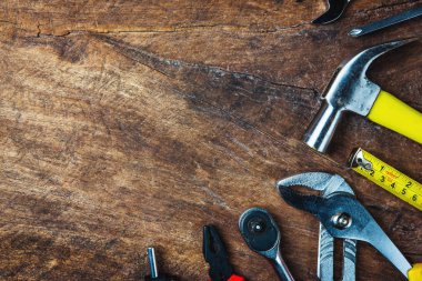 İngiliz anahtarı, çekiç, PLI olarak ahşap tahta üzerinde inşaat araçlar kümesi