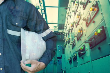 Emanet şapka tutan mühendisi veya teknisyen adamın çift pozlama