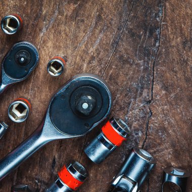 Mekanik araç için ahşap arka plan üzerinde alyan somun anahtarı