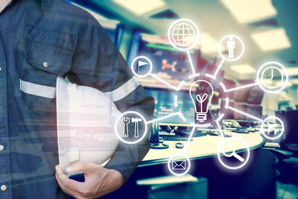 Mühendis veya teknisyen adamın iş ismailoğlu ile çift pozlama