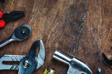 İngiliz anahtarı, çekiç, PLI olarak ahşap tahta üzerinde inşaat araçlar kümesi